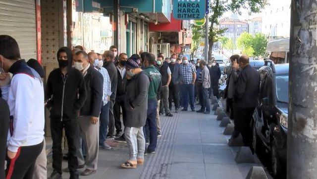 Sabahın erken saatlerinde kalkıp ucuza tatlı almak için metrelerce kuyruk oluşturdular