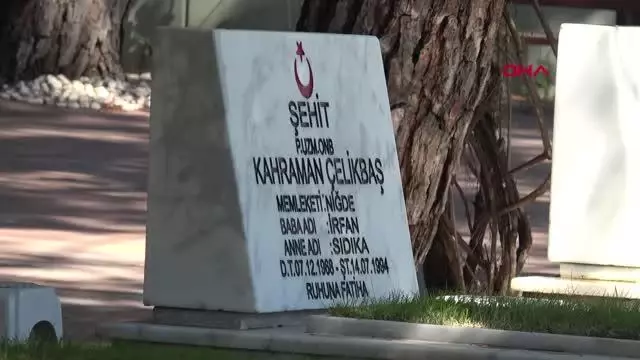 Antalya'da bayram arifesinde şehitliğe ziyaret Antalya'da bayram arifesinde şehitliğe ziyaret
