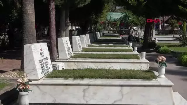Antalya'da bayram arifesinde şehitliğe ziyaret Antalya'da bayram arifesinde şehitliğe ziyaret
