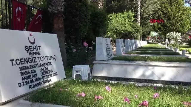 Antalya'da bayram arifesinde şehitliğe ziyaret Antalya'da bayram arifesinde şehitliğe ziyaret