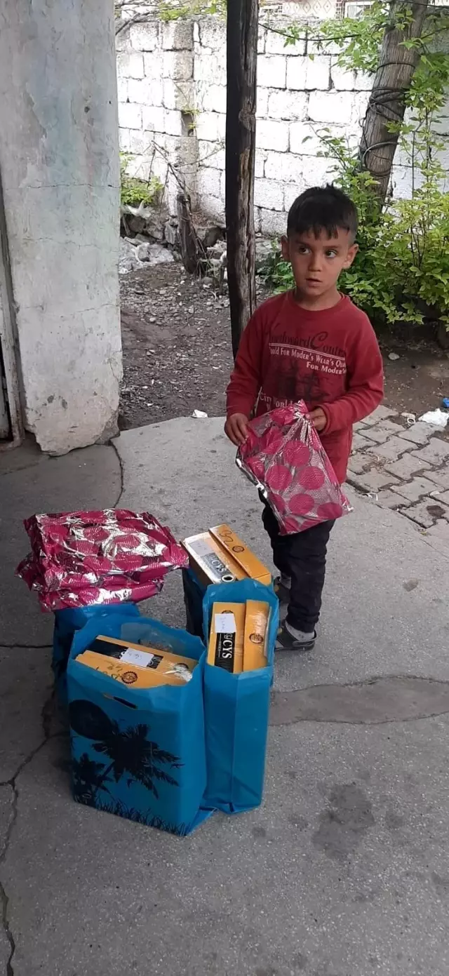 'Bayram Çocuklarla Güzel' projesi ile yüzlerce çocuğun yüzü güldü 'Bayram Çocuklarla Güzel' projesi ile yüzlerce çocuğun yüzü güldü
