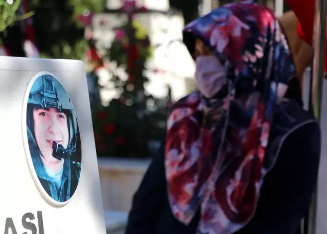 Bayramda elini öpemediği babasının mezar taşını öptü Bayramda elini öpemediği babasının mezar taşını öptü