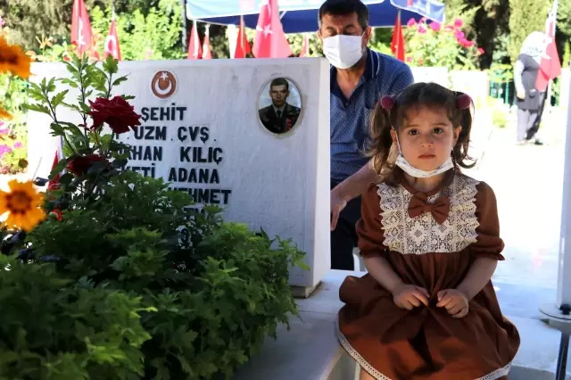 Bayramda elini öpemediği babasının mezar taşını öptü Bayramda elini öpemediği babasının mezar taşını öptü