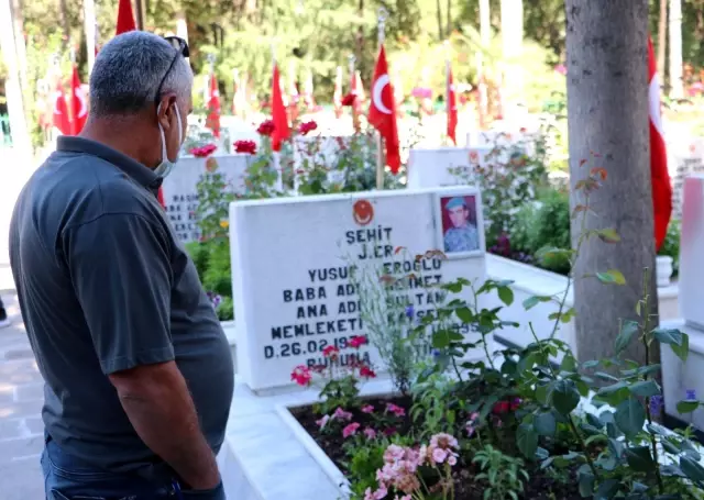 Bayramda elini öpemediği babasının mezar taşını öptü Bayramda elini öpemediği babasının mezar taşını öptü