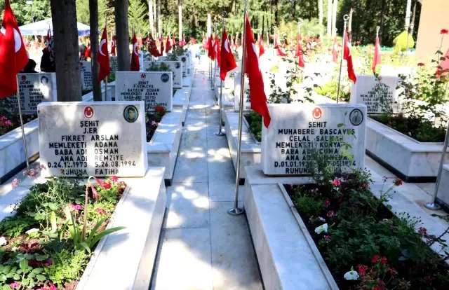 Bayramda elini öpemediği babasının mezar taşını öptü Bayramda elini öpemediği babasının mezar taşını öptü