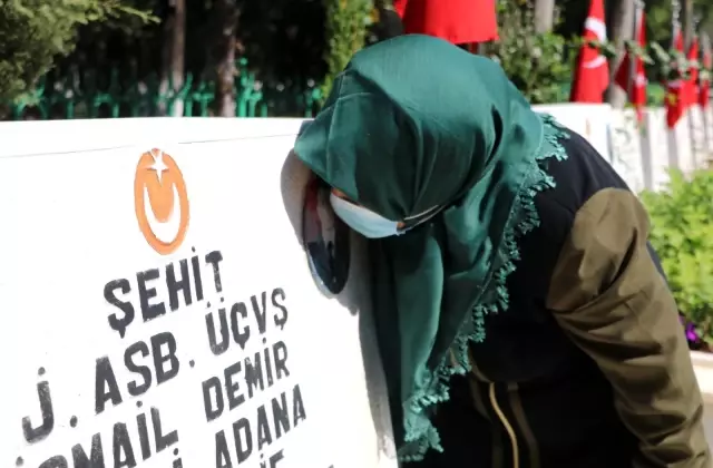 Bayramda elini öpemediği babasının mezar taşını öptü Bayramda elini öpemediği babasının mezar taşını öptü