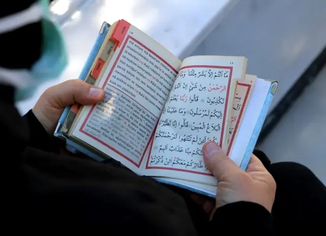 Bayramda elini öpemediği babasının mezar taşını öptü Bayramda elini öpemediği babasının mezar taşını öptü