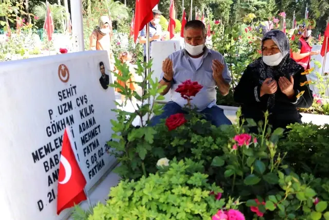 Bayramda elini öpemediği babasının mezar taşını öptü Bayramda elini öpemediği babasının mezar taşını öptü