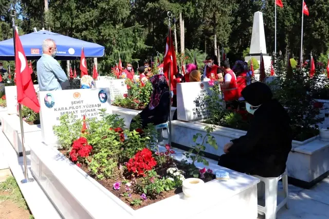 Bayramda elini öpemediği babasının mezar taşını öptü Bayramda elini öpemediği babasının mezar taşını öptü