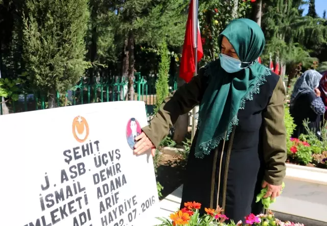 Bayramda elini öpemediği babasının mezar taşını öptü Bayramda elini öpemediği babasının mezar taşını öptü