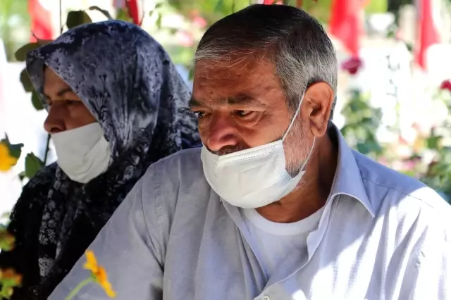Bayramda elini öpemediği babasının mezar taşını öptü Bayramda elini öpemediği babasının mezar taşını öptü