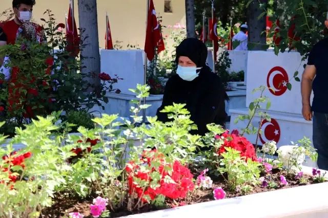 Bayramda elini öpemediği babasının mezar taşını öptü Bayramda elini öpemediği babasının mezar taşını öptü