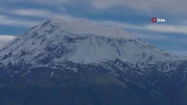 Beyaz örtüyle kaplanan Ağrı Dağı ihtişamıyla göz dolduruyor Beyaz örtüyle kaplanan Ağrı Dağı ihtişamıyla göz dolduruyor
