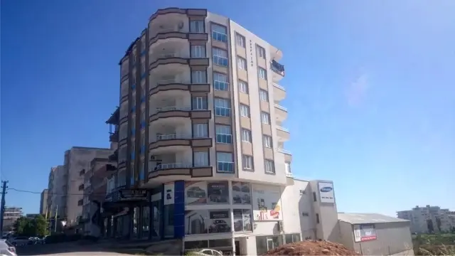 Binanın çatısı 4'üncü kez uçtu Binanın çatısı 4'üncü kez uçtu