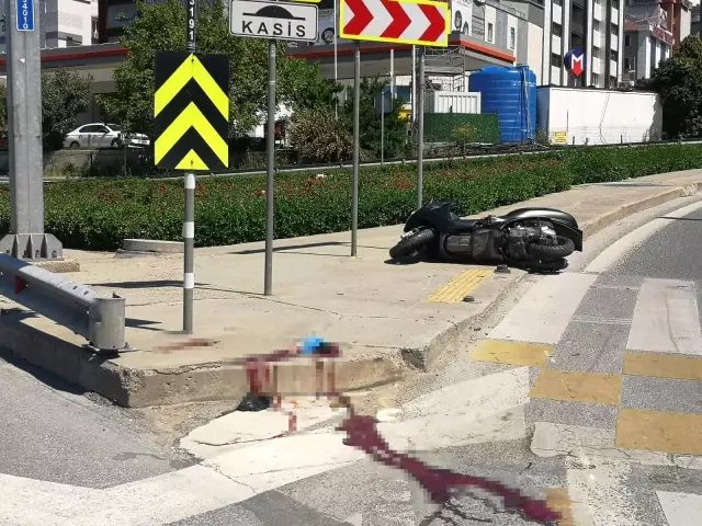 Bostancı'da kasksız motosiklet sürücüsü kazada öldü Bostancı'da kasksız motosiklet sürücüsü kazada öldü