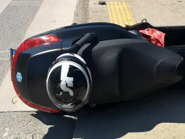 Bostancı'da kasksız motosiklet sürücüsü kazada öldü Bostancı'da kasksız motosiklet sürücüsü kazada öldü