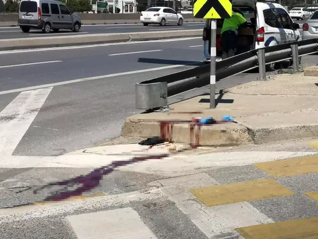 Bostancı'da kasksız motosiklet sürücüsü kazada öldü Bostancı'da kasksız motosiklet sürücüsü kazada öldü
