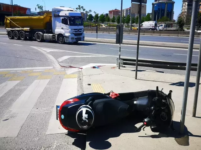 Bostancı'da kasksız motosiklet sürücüsü kazada öldü Bostancı'da kasksız motosiklet sürücüsü kazada öldü
