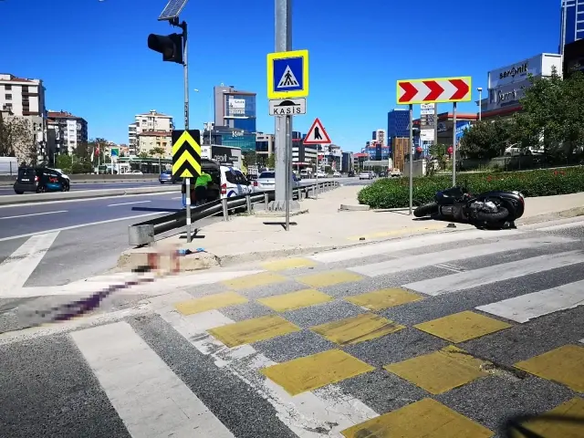 Bostancı'da kasksız motosiklet sürücüsü kazada öldü Bostancı'da kasksız motosiklet sürücüsü kazada öldü