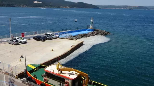 - Çanakkale Boğazı'ndaki deniz salyaları şiddetli poyrazla birlikte kısmen dağıldı - Çanakkale Boğazı'ndaki deniz salyaları şiddetli poyrazla birlikte kısmen dağıldı