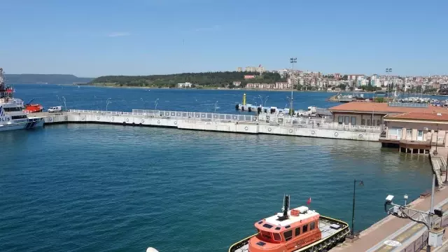 - Çanakkale Boğazı'ndaki deniz salyaları şiddetli poyrazla birlikte kısmen dağıldı - Çanakkale Boğazı'ndaki deniz salyaları şiddetli poyrazla birlikte kısmen dağıldı