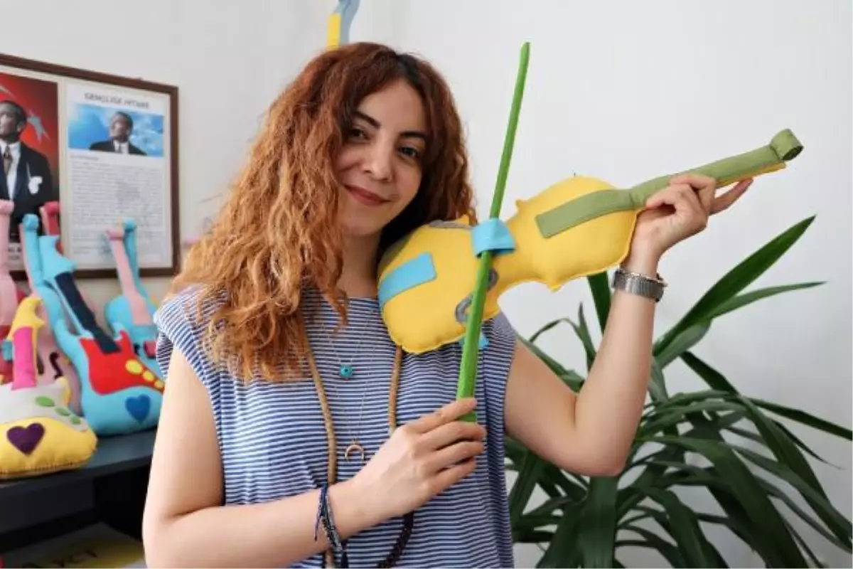 Çocuklara pelüş enstrümanlarla müzik eğitimi