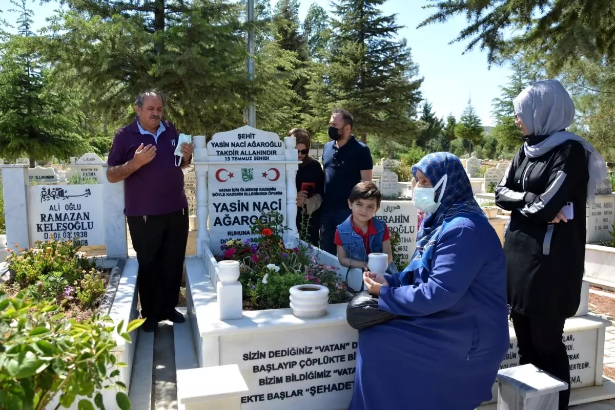 Demokrasi şehidi Yasin'in ailesi oğlunun mezarını ziyaret edip dua etti