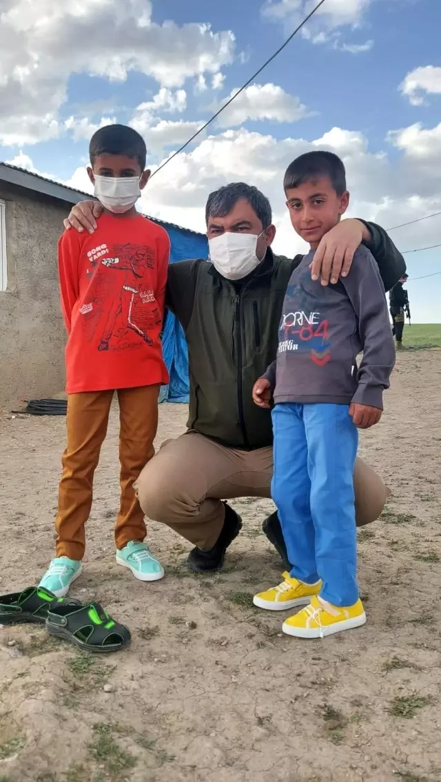 Diyadin Kaymakamı Alper Balcı 600 çocuğa bayramlık dağıttı Diyadin Kaymakamı Alper Balcı 600 çocuğa bayramlık dağıttı