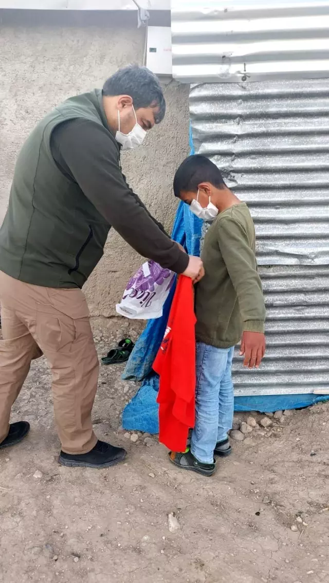 Diyadin Kaymakamı Alper Balcı 600 çocuğa bayramlık dağıttı Diyadin Kaymakamı Alper Balcı 600 çocuğa bayramlık dağıttı