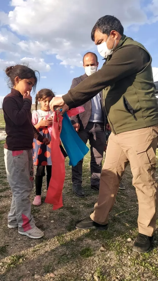 Diyadin Kaymakamı Alper Balcı 600 çocuğa bayramlık dağıttı Diyadin Kaymakamı Alper Balcı 600 çocuğa bayramlık dağıttı