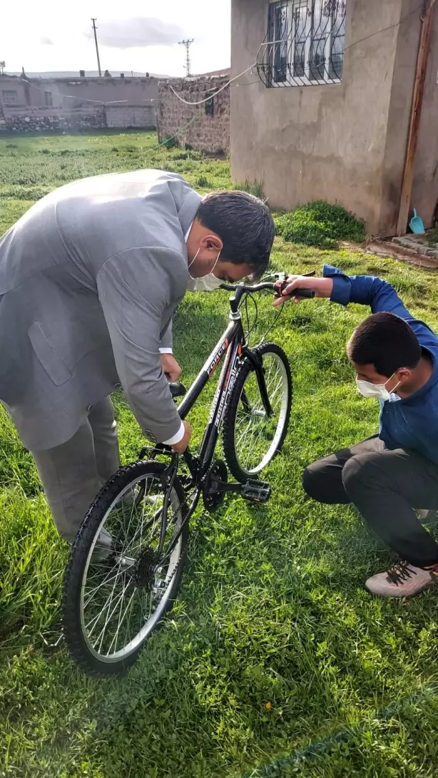 Diyadin Kaymakamı Alper Balcı 600 çocuğa bayramlık dağıttı Diyadin Kaymakamı Alper Balcı 600 çocuğa bayramlık dağıttı