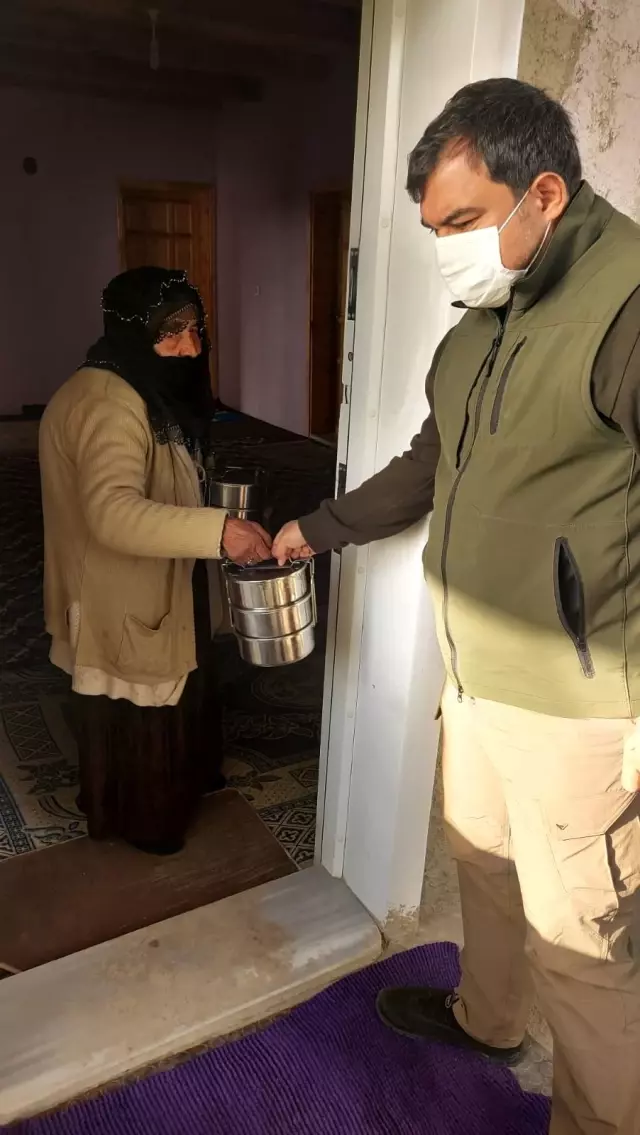 Diyadin Kaymakamı Alper Balcı 600 çocuğa bayramlık dağıttı Diyadin Kaymakamı Alper Balcı 600 çocuğa bayramlık dağıttı