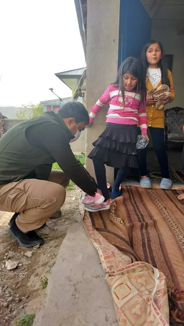 Diyadin Kaymakamı Alper Balcı 600 çocuğa bayramlık dağıttı Diyadin Kaymakamı Alper Balcı 600 çocuğa bayramlık dağıttı