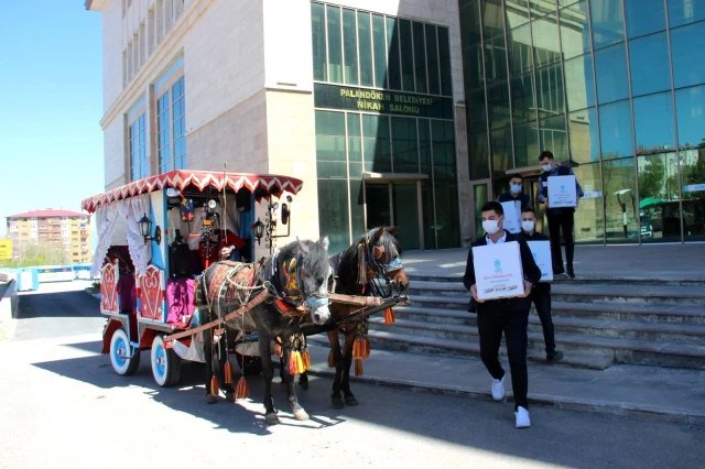 Erzurum'da faytonla 'Arafalık' hediyeler dağıtıldı