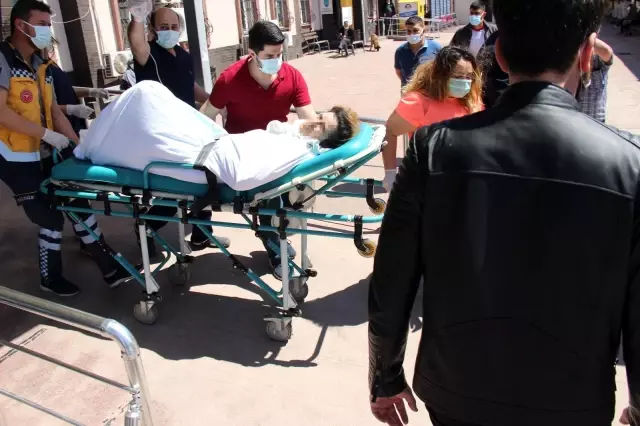 Evde tartıştığı karısını 15 yerinden bıçakladı Evde tartıştığı karısını 15 yerinden bıçakladı