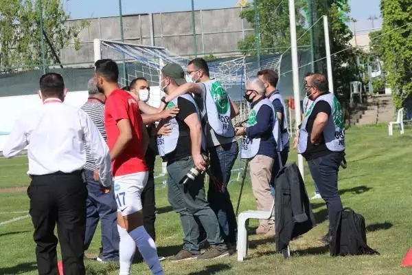 Foto muhabirlerine çirkin saldırı Foto muhabirlerine çirkin saldırı