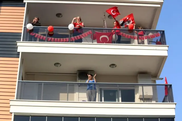 Gaziemir'in balkonlarında bayram coşkusu Gaziemir'in balkonlarında bayram coşkusu