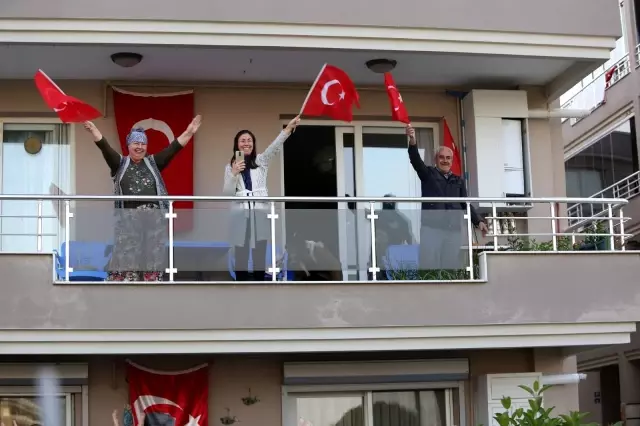 Gaziemir'in balkonlarında bayram coşkusu Gaziemir'in balkonlarında bayram coşkusu