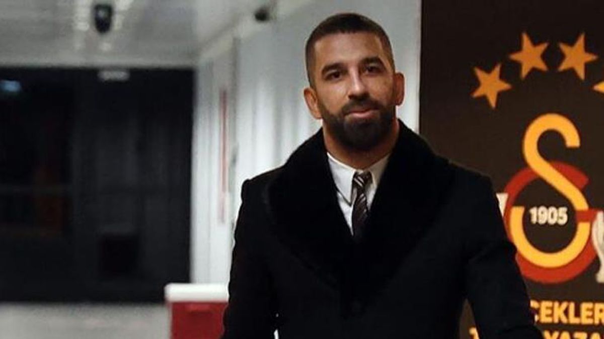 Gece yarısı evine giremeyen Arda Turan, sokakta sabahladı