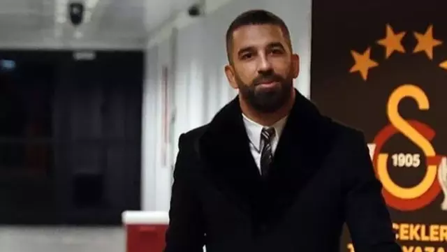 Gece yarısı evine giremeyen Arda Turan, sokakta sabahladı Gece yarısı evine giremeyen Arda Turan, sokakta sabahladı
