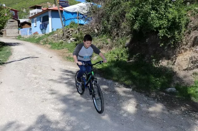 İki çocuğun bisiklet hayalini Kızılay gerçekleştirdi İki çocuğun bisiklet hayalini Kızılay gerçekleştirdi