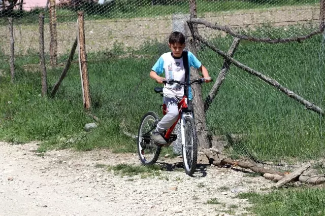 İki çocuğun bisiklet hayalini Kızılay gerçekleştirdi İki çocuğun bisiklet hayalini Kızılay gerçekleştirdi