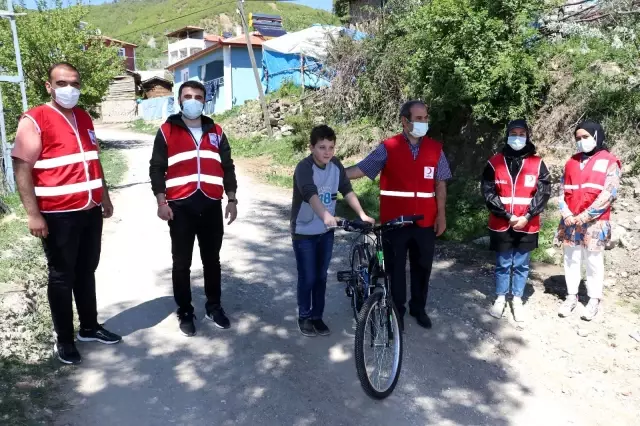 İki çocuğun bisiklet hayalini Kızılay gerçekleştirdi İki çocuğun bisiklet hayalini Kızılay gerçekleştirdi