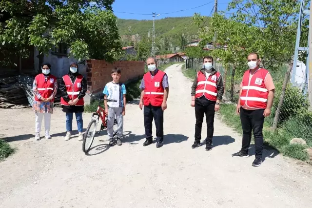 İki çocuğun bisiklet hayalini Kızılay gerçekleştirdi İki çocuğun bisiklet hayalini Kızılay gerçekleştirdi
