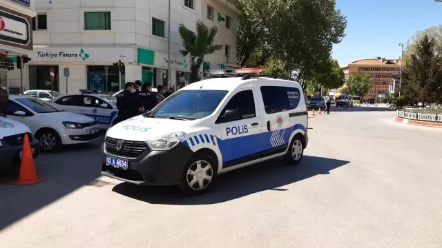 Son Dakika | İzin belgesi sorulunca tartıştığı polisi görüntülemeye başladı Son Dakika | İzin belgesi sorulunca tartıştığı polisi görüntülemeye başladı