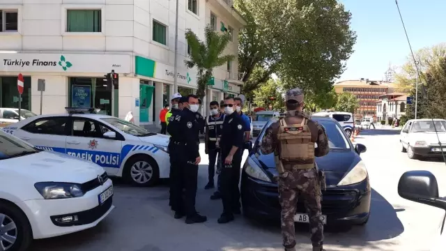 Son Dakika | İzin belgesi sorulunca tartıştığı polisi görüntülemeye başladı Son Dakika | İzin belgesi sorulunca tartıştığı polisi görüntülemeye başladı