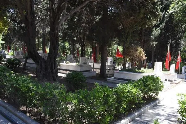 Son dakika haberleri | İzmirli şehit yakınlarından kabristan ziyareti
