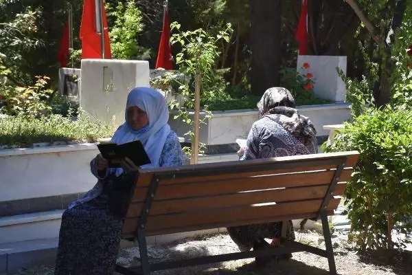 Son dakika haberleri | İzmirli şehit yakınlarından kabristan ziyareti