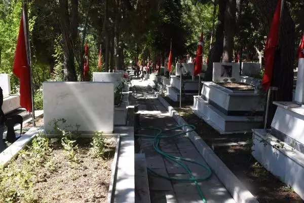 Son dakika haberleri | İzmirli şehit yakınlarından kabristan ziyareti