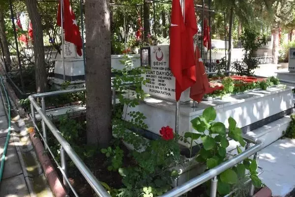 Son dakika haberleri | İzmirli şehit yakınlarından kabristan ziyareti